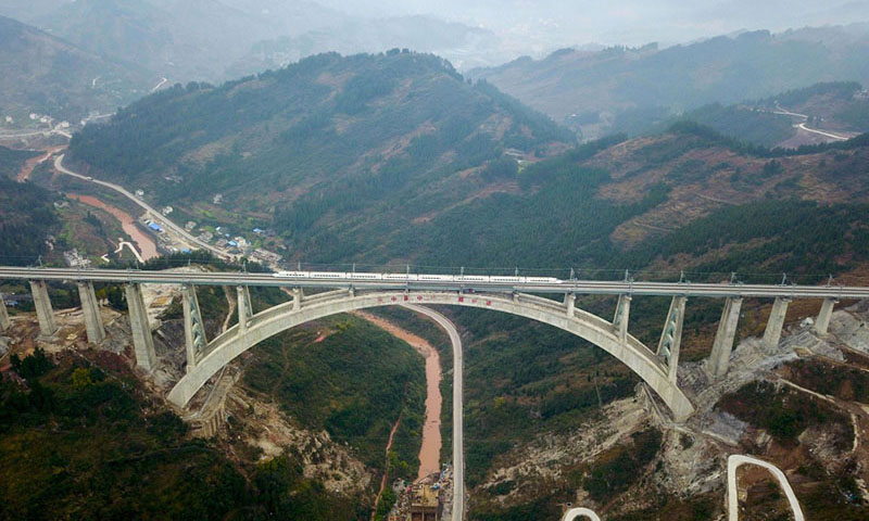 2018年1月11日，一列動車組測試列車駛過夜郎河大橋。（新華社記者 劉續 攝）