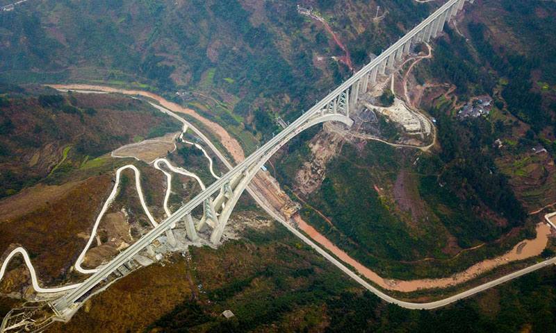 經過5年多艱苦建設，世界首例“貫入式大體積嵌巖拱座基礎”大橋——夜郎河特大橋近日落成，與即將開通的渝貴鐵路一起進入檢測試運行階段。（新華社記者 劉潺 攝）