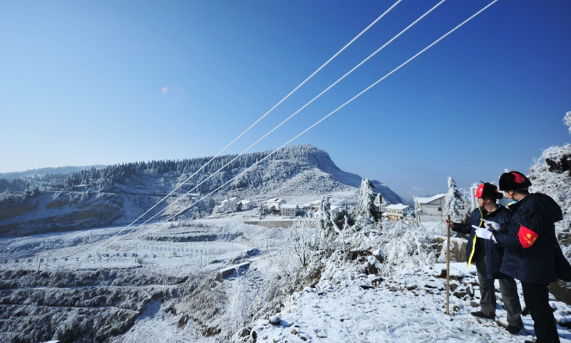 2018年1月9日，務川供電局豐樂供電所工作人員在貴州務川仡佬族苗族自治縣石朝鄉巡線。（新華社記者 陶亮 攝）