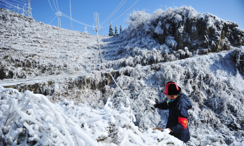 2018年1月9日，務川供電局工作人員在貴州務川仡佬族苗族自治縣石朝鄉觀測覆冰厚度。（新華社記者 陶亮 攝）