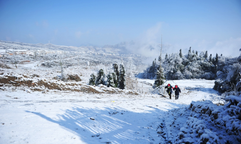 據南方電網貴州公司介紹，為應對低溫冰凍天氣，該公司于1月6日20時發布了今冬首次低溫雨雪冰凍災害藍色預警，現已啟動256套覆冰在線預警終端對覆冰情況進行實時觀測，出動觀冰人員1000余人次，融除冰人員近200人次。目前，電網沒有發生因覆冰造成的線路跳閘事件，電網安全穩定運行。（新華社記者 陶亮 攝）