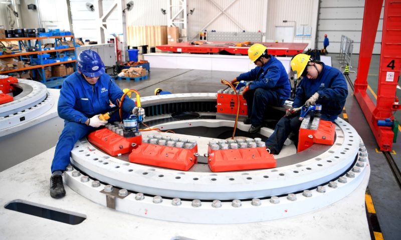 截至2017年底，江蘇省如東縣累計建成風電項目18個，總裝機容量達180萬千瓦，為如東經濟持續、快速發展提供了充足、清潔的能源保障。圖為中船重工江蘇海裝風電設備有限公司員工在安裝風機偏航系統。新華社發（李存根 攝）