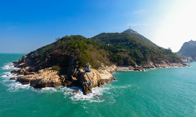 2018年新年鐘聲敲響之際，南方電網廣東珠海供電局再度為粵港澳大灣區建設獻上一份“厚禮”，繼大萬山島微電網項目之后，位于珠海的擔桿島微電網一期項目近日建成投產，成為廣東首個獨立型海島微電網項目。