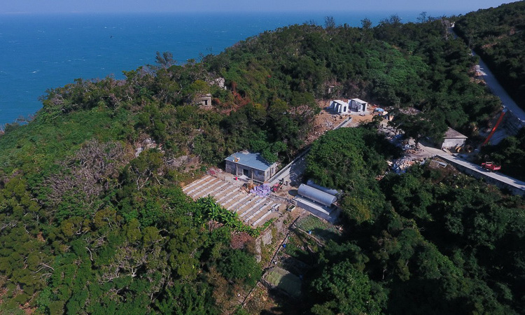 從2017年初接到任務，到上島勘察設計、施工、投產……短短一年時間，珠海供電局先后克服海島交通閉塞、施工條件復雜惡劣、氣候潮濕、施工難度大等重重困難與挑戰，在海島上架起了可靠的綠色電網，不僅為粵港澳大灣區建設和海島社會、經濟發展提供了強有力的供電保障，也為類似項目樹立了樣板和技術典范。