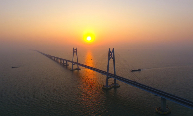 日出時分的港珠澳大橋。（新華社記者 梁旭 攝）