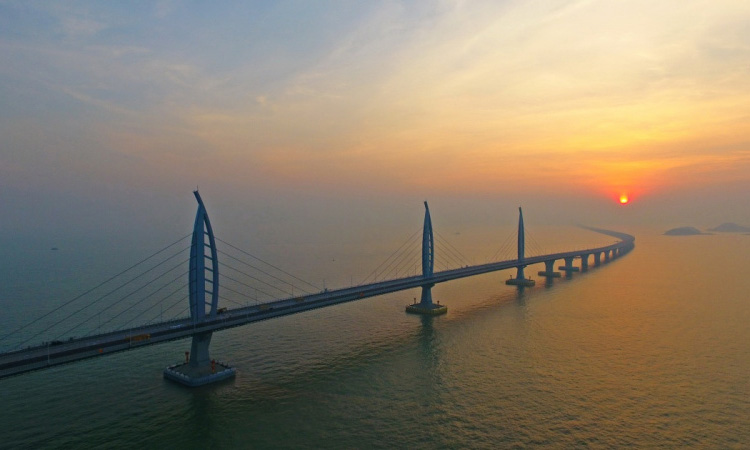 晚霞中的港珠澳大橋。（新華社記者 梁旭 攝）