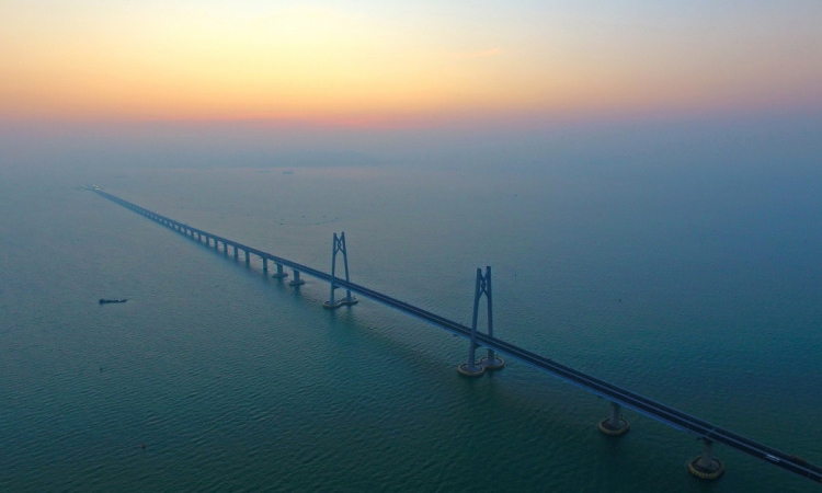 朝霞中的港珠澳大橋。（新華社記者 梁旭 攝）