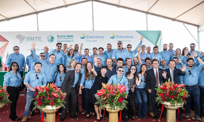 該輸電線路起于北部帕拉州，止于東南部的米納斯吉拉斯州，橫跨四個州，穿越66個城市，輸送距離達到2000多公里，將成為巴西名副其實的電力運輸大動脈。圖中是在巴西米納斯吉拉斯州伊比拉西市，中巴雙方參會人員在投運儀式后合影留念。（新華社記者 李明 攝）