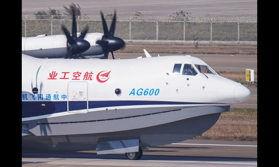 12月24日，大型滅火／水上救援水陸兩棲飛機“鯤龍”AG600在珠海首飛成功，順利降落。（新華社記者 劉大偉 攝）