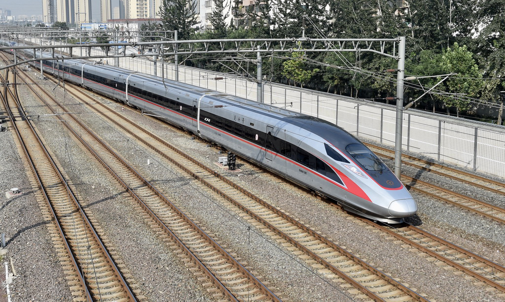 2017年9月21日9時整，G1次中國標準動車組“復興號”駛出北京南站，瞬間提速。歷經4小時28分的飛馳，抵達上海虹橋站。其疾如風！一路上，“復興號”最高時速達到355公里。350公里時速的正式運營，標志著我國成為世界高鐵商業運營速度最高的國家。（新華社記者 羅曉光 攝）