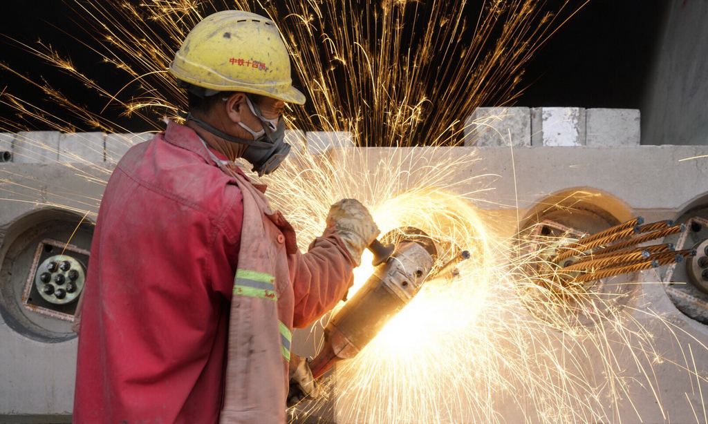 魯南高鐵東起山東日照，向西經臨沂、曲阜、濟寧、菏澤，與河南省鄭徐客運專線蘭考南站接軌，預計2019年年底建成通車。圖為2017年11月2日，中鐵十四局集團的工人在魯南高鐵山東臨沂段施工。（新華社記者 邢廣利 攝）