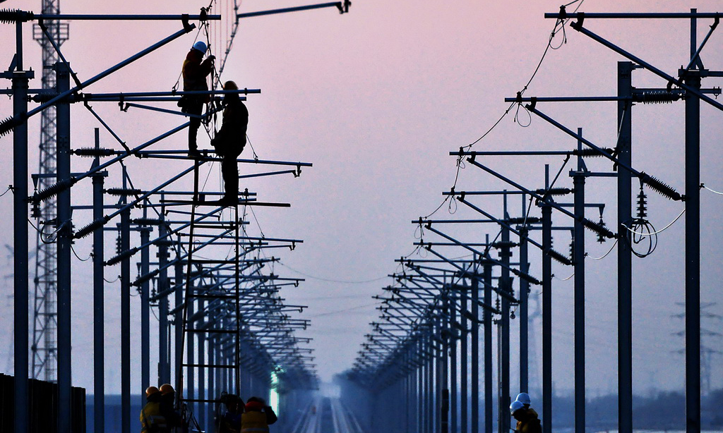 濟青高鐵預計將于2018年底建成通車，屆時濟南至青島最快一小時即可抵達。圖為11月26日，中鐵電氣化局集團的施工人員在濟青高鐵臨淄北至青州區間進行接觸網作業。（新華社記者 李安 攝） 