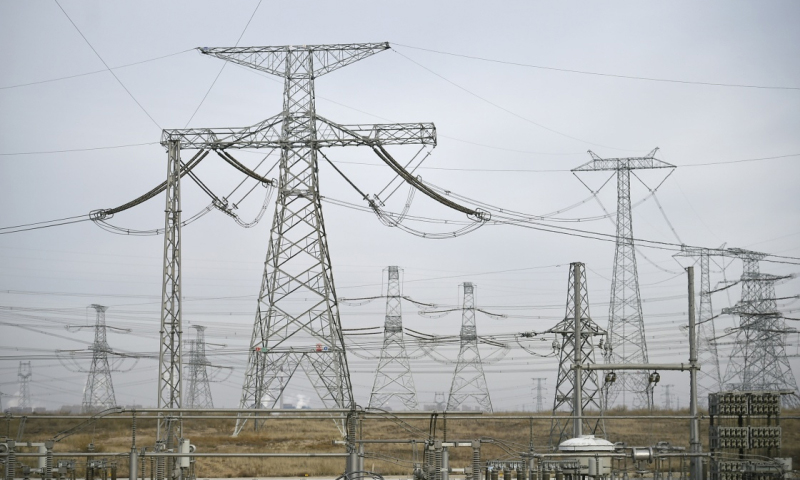 截至12月18日，±660千伏寧夏—山東直流輸電工程外送電量累計突破2000億千瓦時，其中2017年外送電量首次達到300億千瓦時。圖為國網寧夏電力有限公司銀川東換流站外景。（新華社記者 王鵬 攝）