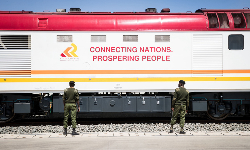 這是12月16日在肯尼亞內羅畢內陸集裝箱港拍攝的貨運列車。（新華社記者 呂帥 攝）