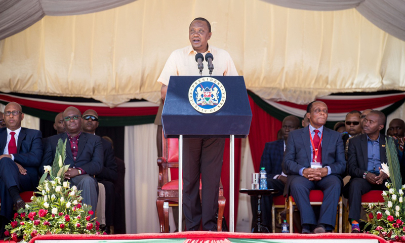 內羅畢內陸集裝箱港于2016年5月1日開工，屬于肯尼亞鐵路項目的重要配套工程，位于蒙內鐵路內羅畢終點站的西側，距內羅畢站中心約3.5公里。圖為12月16日，在肯尼亞首都內羅畢，肯尼亞總統肯雅塔在啟動儀式上致辭。（新華社記者 呂帥 攝）