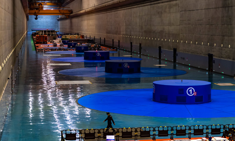 截至2020年12月31日24時，在確保三峽工程全面發揮防洪、航運、水資源利用等綜合效益的前提下，三峽電站2020年全年累計生產清潔電能1118億千瓦時，打破了此前南美洲伊泰普水電站于2016年創造并保持的1030.98億千瓦時的單座水電站年發電量世界紀錄。圖為2020年12月31日晚拍攝的三峽左岸電站廠房。新華社發（鄭家裕 攝）