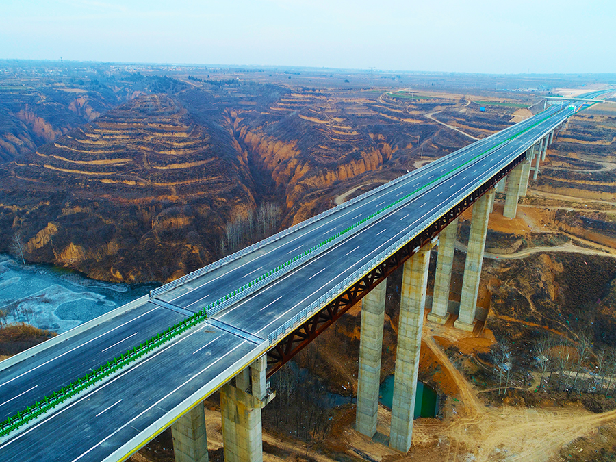 近日，由中國鐵建投資集團投資、中國鐵建所屬16家單位參建的合（陽）銅（川）高速公路合陽至林皋段77公里建成通車，剩余林皋互通至演池互通終點將于2021年建成，實現全線通車。圖為通車后的合銅高速公路水蘇溝大橋。（肖永順 攝）