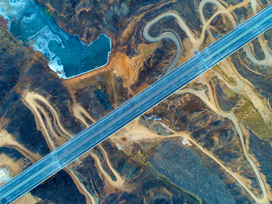 從合陽縣到銅川市的車程由過去的2小時30分鐘縮短為1小時左右，形成貫穿陜西、山西、河南、山東等地東西向跨省高速公路出海大通道。圖為通車后的合銅高速公路。（肖永順 攝） 