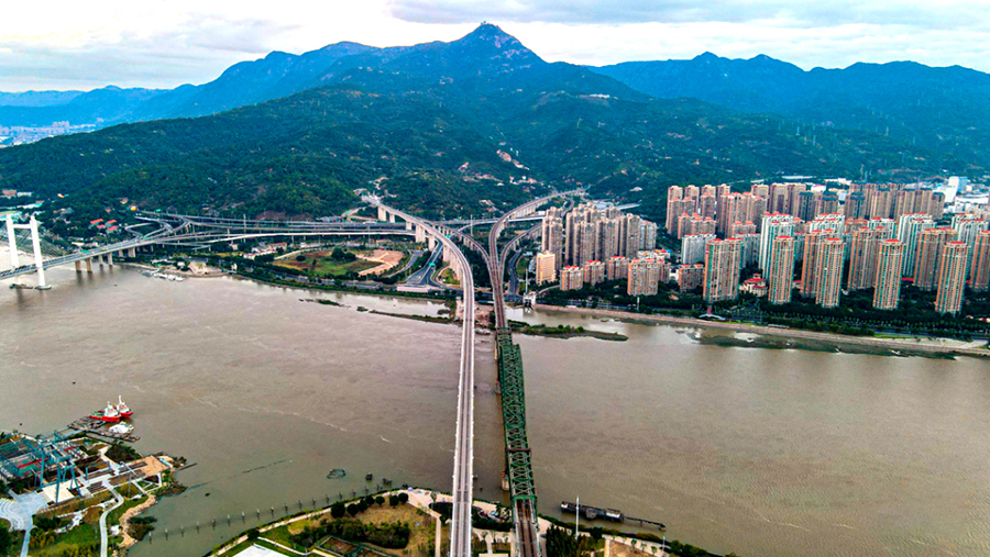 12月26日，經過7年艱苦建設，由中國鐵建所屬鐵四院總體設計，中國鐵建大橋局、中鐵十八局、中鐵二十四局等單位參建的福州至平潭鐵路通車運營。