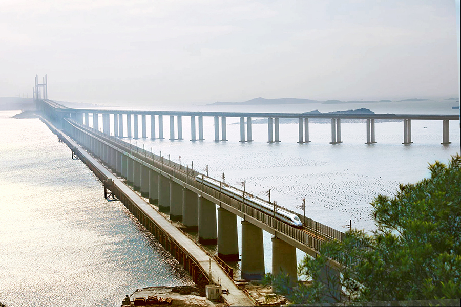 全長16公里的平潭海峽公鐵兩用大橋，穿越世界著名風口之一的“海壇海峽”，全年6級以上大風超過300天。在這里，基礎附件下水要承受87噸波浪沖擊。海底高差最高達32米，且海底裸巖堅硬。