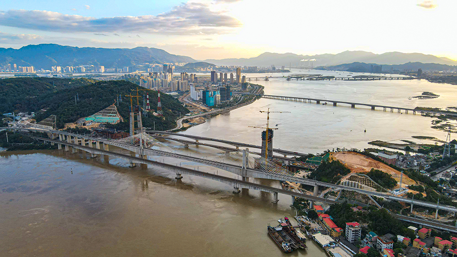 平潭站總建筑面積約為5.4萬平方米。最別致的是它的外形，外立面沿用當地民居“石頭厝”傳統民居形式，將平潭地方建筑特征與現代建筑功能相結合，合理運用自然采光和空氣通風原理。為了讓“石頭厝”更好展現平潭特色，鐵四院游姍姍等站房設計者多次往返泉州的石材工廠，只為了在原材料中找到一塊能透出“藍眼淚光澤”的墻裙石材。圖為建設中的福平鐵路。