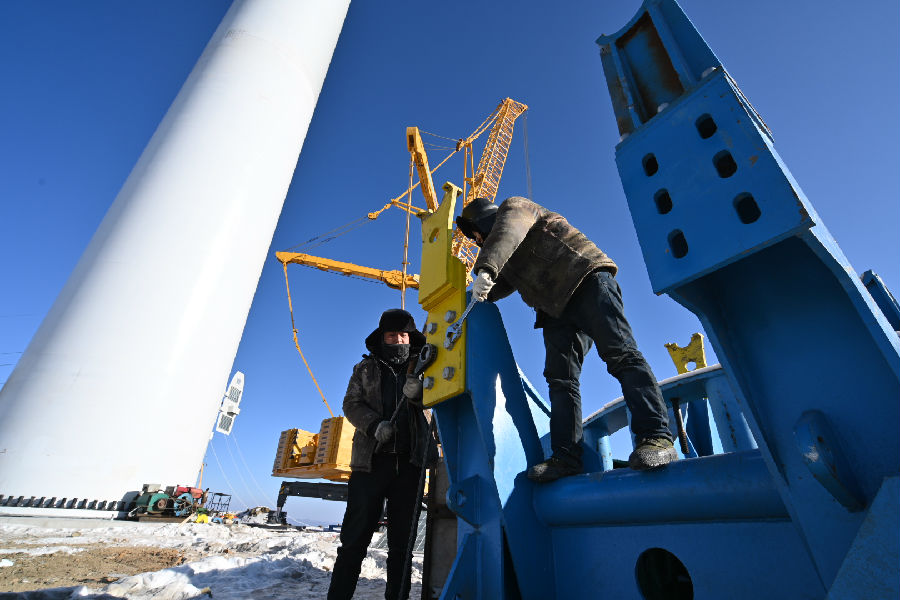 12月25日，山西省朔州市應縣，中國能建山西電建承建的應縣梨樹坪50兆瓦風電項目并網發電。 清潔風能將從這里源源不斷地輸向應縣千家萬戶。圖為項目現場。