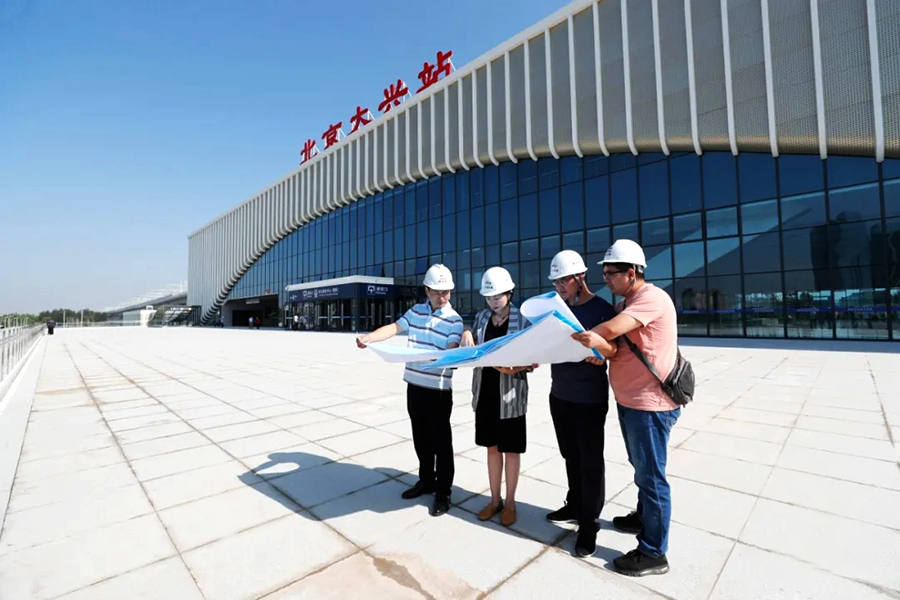 中國鐵建是唯一一家全鏈條參與京雄城際鐵路線下、站房、鋪軌、四電等工程的企業。中國鐵建所屬中鐵十二局、中鐵十九局、中鐵二十一局、中鐵建設、中國鐵建電氣化局、鐵四院、鐵五院和中鐵物資集團等單位聯合作戰，承擔了全線的鋪軌、“四電”工程建設任務，以及雄安站、雄安動車運用所等重要施工任務，創造性地應用了北斗導航、BIM、大數據等智能化、信息化手段，用當前中國高鐵最先進的技術和工藝，進一步提高了工程建設的效率和質量。圖為設計團隊進行設計驗收。