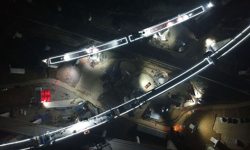 圖為12月25日凌晨，常益長鐵路“動走右線2號特大橋連續梁”（上方短橋）完成轉體。（新華社記者 趙眾志 攝）