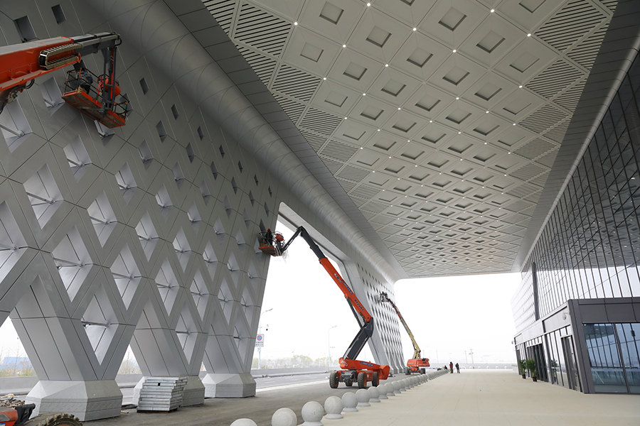 圖為廬江西站建設過程中。