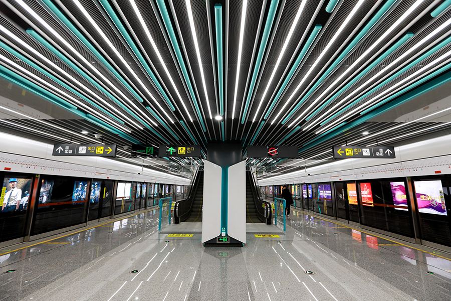 成都地鐵6號線一二三期工程全長68.77公里，北起郫都區望叢祠站，南至雙流區蘭家溝站。全線設站56座，其中換乘站28座。線路縱貫南北主軸，貫穿7個行政區，串聯起郫都區、犀浦片區、歡樂谷-華僑城片區、沙灣片區、一環核心區、三官堂片區、琉璃場片區、南部CBD以及天府新城片區。