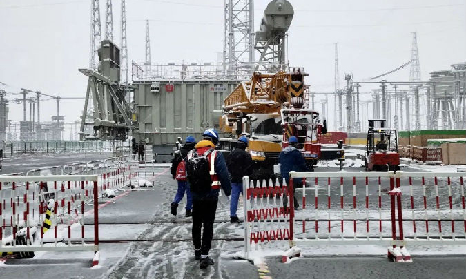 12月份，青海已經達到零下20℃左右，兵器裝備集團所屬保變電氣秦變公司派出黨員突擊隊奔赴海拔2880米的青海共和縣海南換流站安裝現場，克服極端惡劣天氣等困難，抓時間、搶進度，保證了高端運行相順利完成安裝工作。