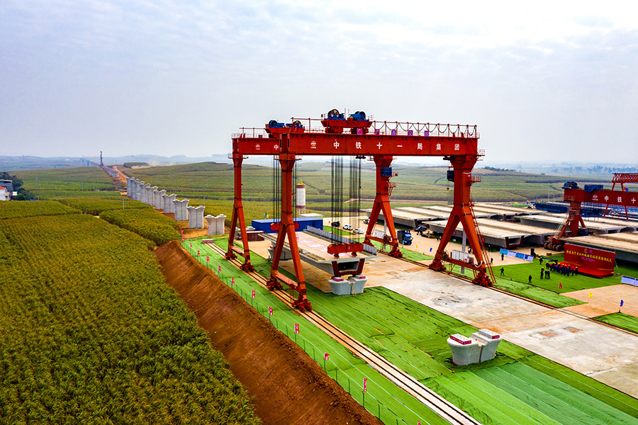 南玉鐵路建成通車后，將結束廣西最大僑鄉—玉林市沒有高速鐵路的歷史，也將成為桂東城市群和北部灣城市群通向珠三角最便捷的通道，南寧至玉林行程由2小時05分縮短至33分鐘，為加快廣西全面對接融入粵港澳大灣區建設，構建“南向、北聯、東融、西合”開放新格局邁出關鍵步伐。圖為廣西首條自主投資時速350公里高速鐵路開始架梁。（金偉 攝）