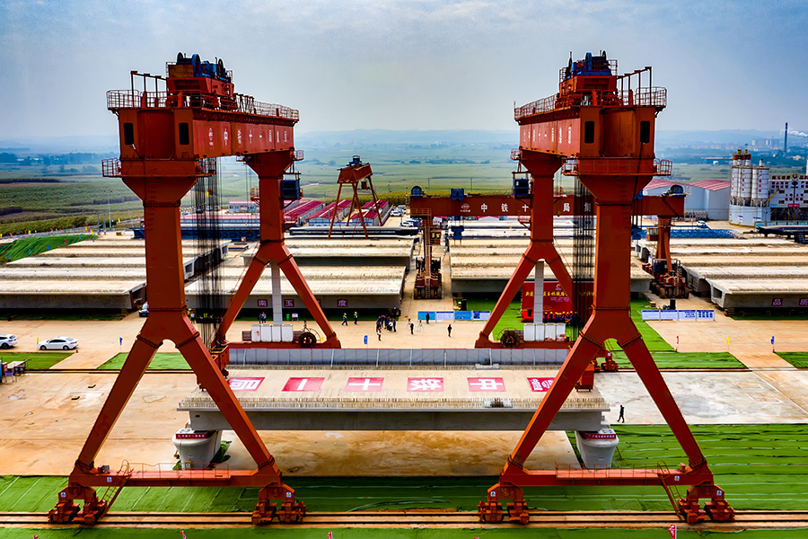 圖為南玉鐵路架梁施工現場。（金偉 攝）