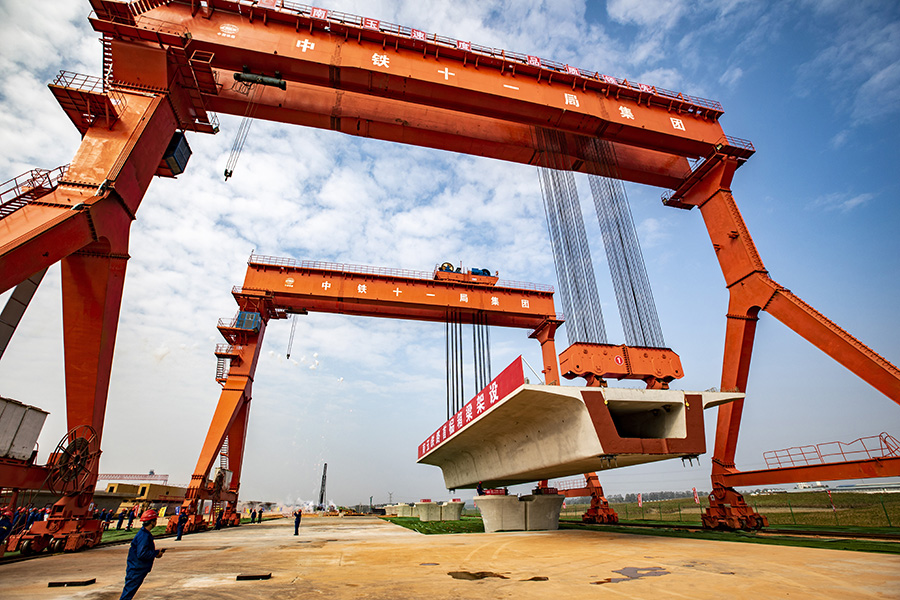 圖為南玉鐵路架梁施工現場。（金偉 攝）