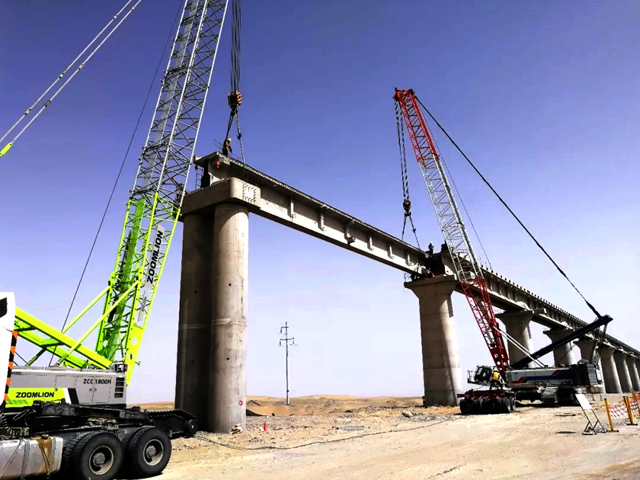 為有效解決格庫鐵路沿線人煙稀少、水電匱乏、環境惡劣、生態脆弱、勞動力成本高昂、施工質量控制困難等實際問題，鐵一院在對全線房屋生產布局整合的基礎上，在全路范圍內率先嘗試裝配式建筑結構工藝，極大降低了施工成本，提高了建筑品質。同時，在部分具備條件的會讓站按照無人值守站設計，減少定員和房屋面積，降低了工程投資和運營成本。圖為裝配式施工。