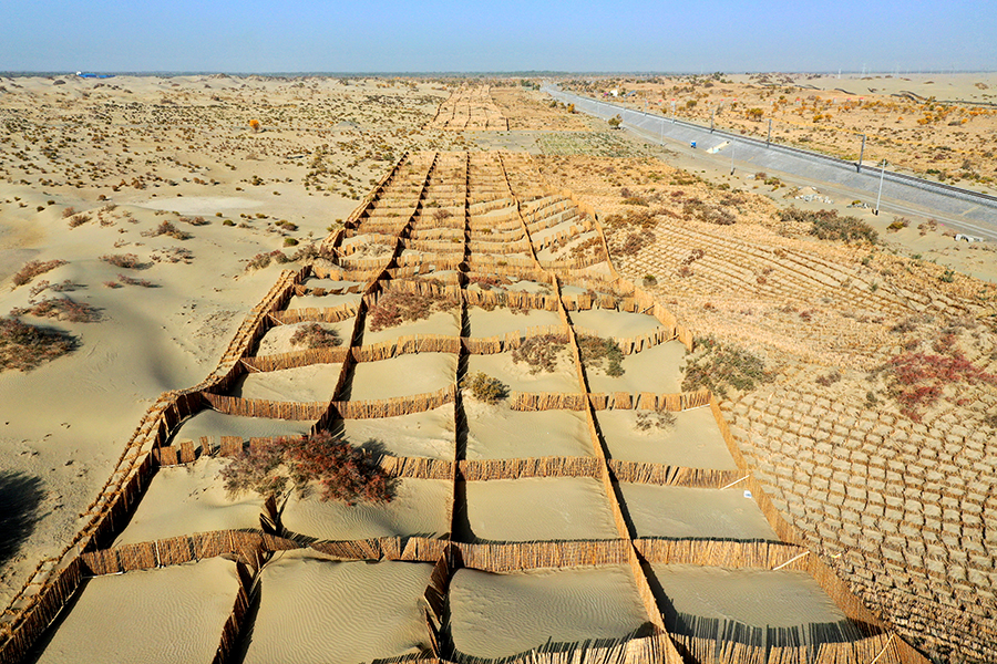 格庫鐵路的開通，意味著繼蘭新鐵路、臨河至哈密鐵路之后，有了第三條出入新疆的鐵路大通道，這也是“一帶一路”中國通往歐洲和西亞的陸路大通道之一。它的開通進一步完善了我國西部地區的鐵路網結構，對促進西部地區開發，推動青海、新疆兩省區經濟社會發展，加強民族地區團結和鞏固國防安全等具有重要意義。圖為固沙方格，這是鐵一院為了防沙治沙，專題研究出的一種新技術，其中包括門簾式阻沙障、裝配式蘆圍格室固沙障等7種阻沙固沙結構。