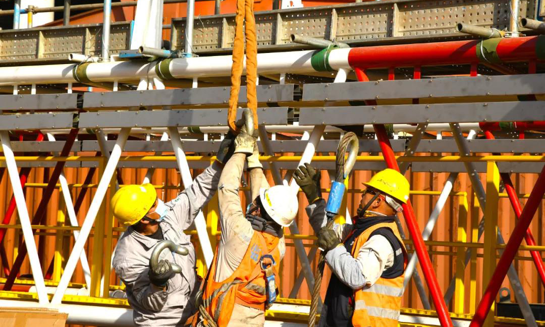 臨近歲末，海油人正在奮勇沖刺，千方百計完成全年生產經營任務目標。圖為12月9日，海洋石油工程股份有限公司青島場地曹妃甸6-4CEPA組塊陸地建造正在加速推進，接近完工。