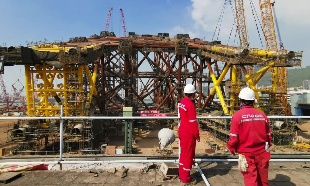 近日，陸豐14-4鉆采平臺導管架主結構成功合龍。陸豐14-4鉆采平臺導管架為八腿浮托結構導管架，總重超過1.5萬噸，作業水深144.3米，為國內排名第五水深的導管架，這標志著南海東部陸豐油田區域開發項目工程建設邁出關鍵一步。