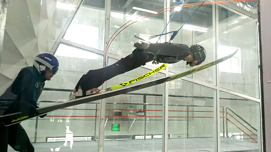 圖為運動員在風洞訓練。