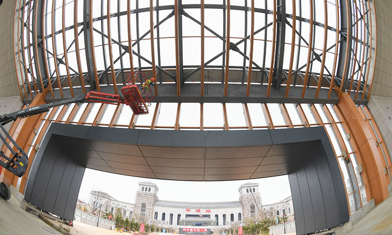 福平鐵路是京福高鐵的重要延伸段，線路全長約88公里，設計時速200公里。圖為12月7日，中鐵一局工人在福平鐵路平潭一體化綜合交通樞紐大型自然采光平臺架設管線。（新華社記者 宋為偉 攝）