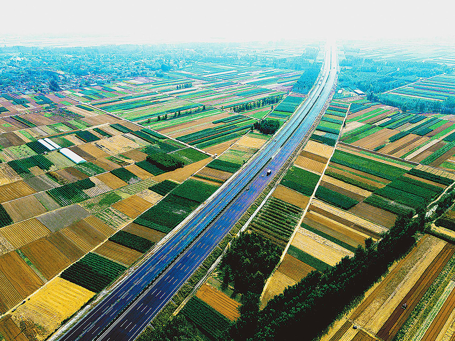 近日，由中國鐵建所屬中鐵十四局、中鐵二十五局等單位參建的京滬高速公路萊蕪至臨沂（魯蘇界）段改擴建工程全線通車。圖為通車后的京滬高速公路改擴建工程。（徐汝燕 攝）