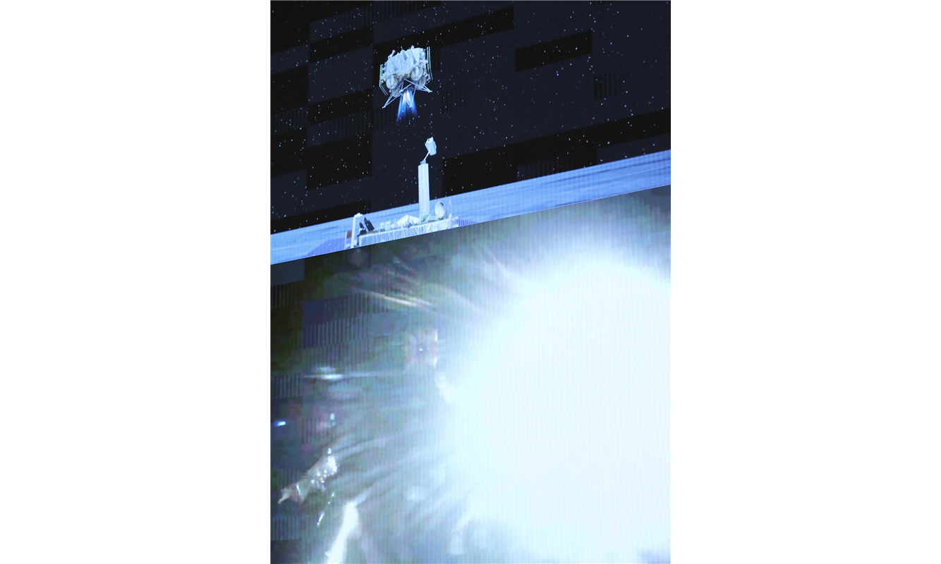 12月3日23時10分，嫦娥五號上升器月面點火，3000牛發動機工作約6分鐘后，順利將攜帶月壤的上升器送入到預定環月軌道，成功實現我國首次地外天體起飛。圖為12月3日，在北京航天飛行控制中心拍攝的嫦娥五號上升器起飛瞬間。（新華社記者 金立旺 攝）