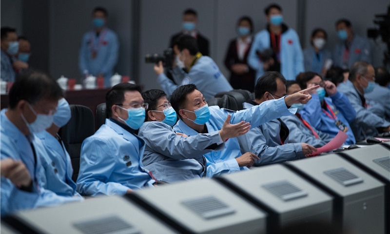 圖為12月3日，航天科技人員在北京航天飛行控制中心監測嫦娥五號上升器工作情況。（新華社記者 金立旺 攝）