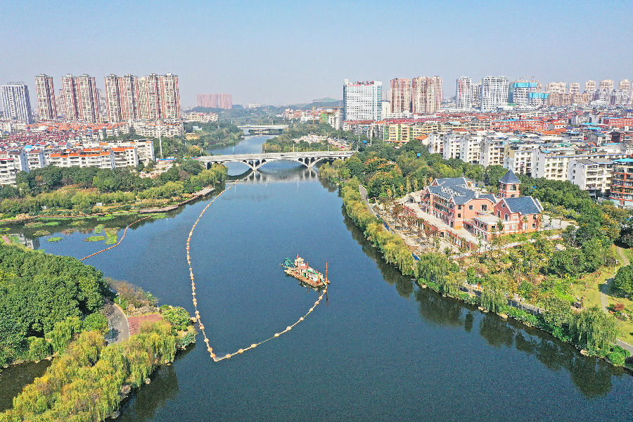 項目采用“環保絞吸船+浮管”技術，精度高、防泄漏，清淤過程不會損傷河底的原生土，施工也不受天氣影響。圖為正在作業的環保絞吸船。