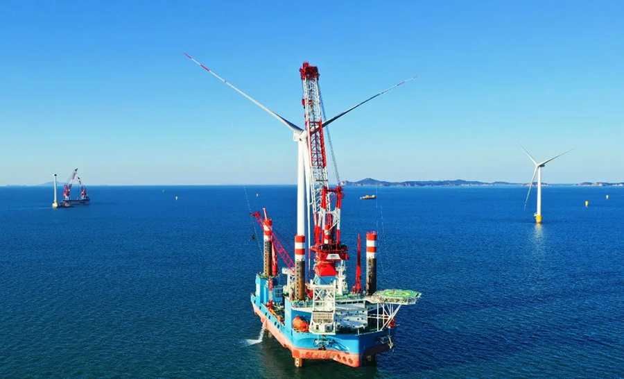 11月27日，隨著29號和37號風機葉片與主機機艙完美對接，由中國鐵建港航局集團承建的大連莊河海上風電項目第17臺、18臺風機順利吊裝。“鐵建風電01”和“中船海工101”兩艘風電安裝船雙“艦”合璧，馬力全開，風機安裝跑出“加速度”。圖為“鐵建風電01”和“中船海工101”同時施工。