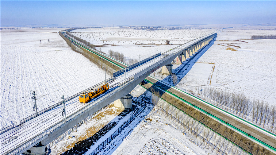 牡佳高鐵作為我國《中長期鐵路網規劃》的主要建設項目和國家“十三五”規劃重點鐵路工程項目，既是黑龍江省在建最長的高鐵線路，也是全國在建最東高寒高鐵。線路起于牡丹江，經林口、雞西、七臺河、樺南、雙鴨山，終至佳木斯，全長371.6公里，全線設8座車站，設計時速250公里。圖為牡佳高鐵跨鶴高速特大橋。