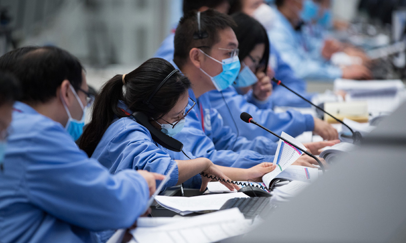 圖為12月1日，在北京航天飛行控制中心，航天科技人員在監測嫦娥五號探測器工作狀態。（新華社記者 金立旺 攝）