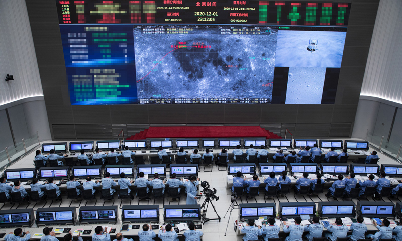 圖為12月1日，在北京航天飛行控制中心，航天科技人員在監測監測嫦娥五號探測器落月過程。新華社發