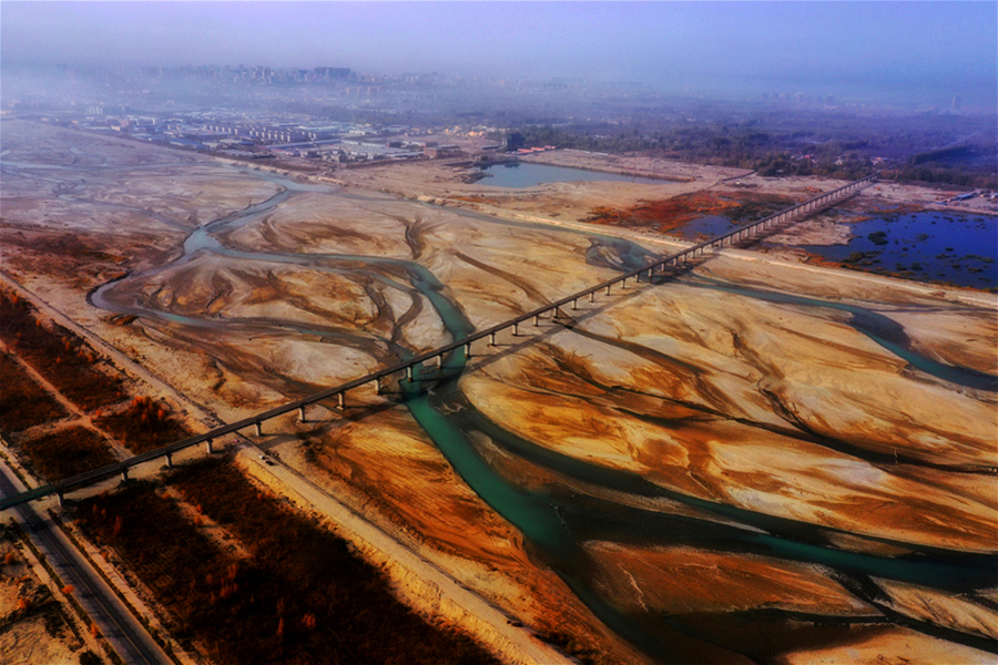 目前，和若鐵路（和田至若羌）尼雅河特大橋、若克雅特大橋架梁施工作業正有序推進，來自中國鐵建所屬中鐵十一局三公司的工人克服低溫、風沙等惡劣氣候，奮戰在施工一線。圖為已經架梁完成的和若鐵路玉龍喀什河特大橋。（汪建鴻 攝）