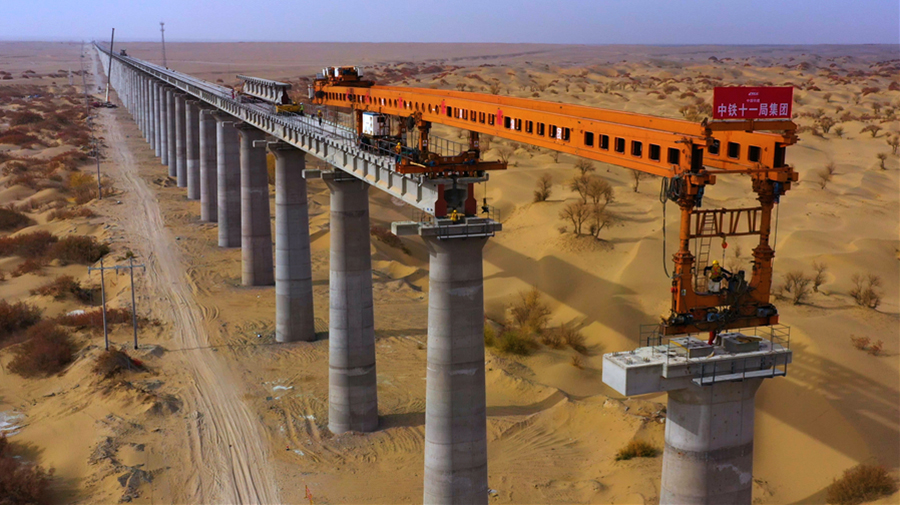 圖為若克雅特大橋架梁現場。（汪建鴻 攝）